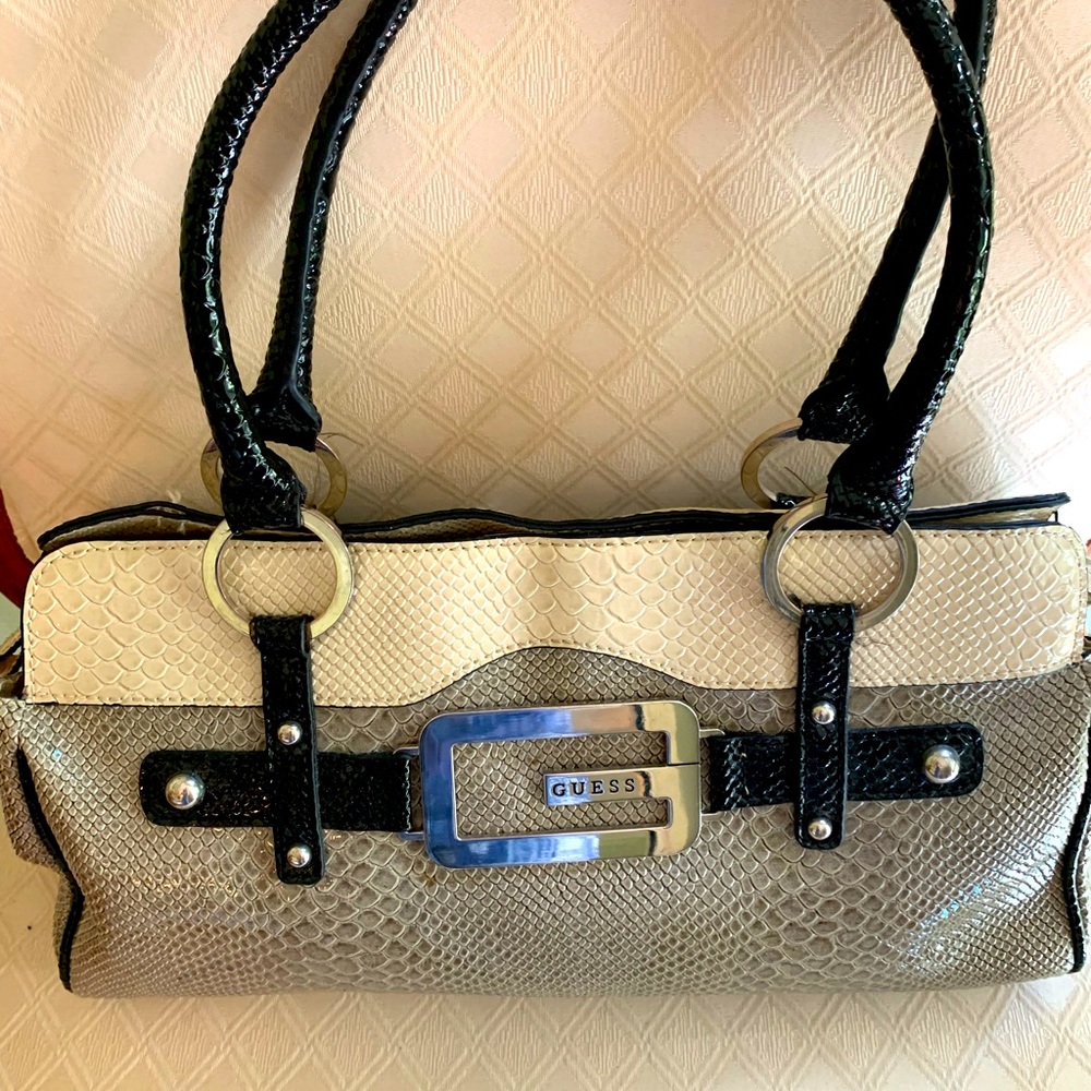 Shoulder bag for a women.guess brand.